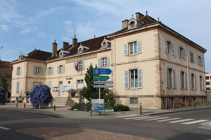 Louhans-Châteaurenaud - immobilier - CENTURY 21 Agence Cœur de Bresse - mairie 